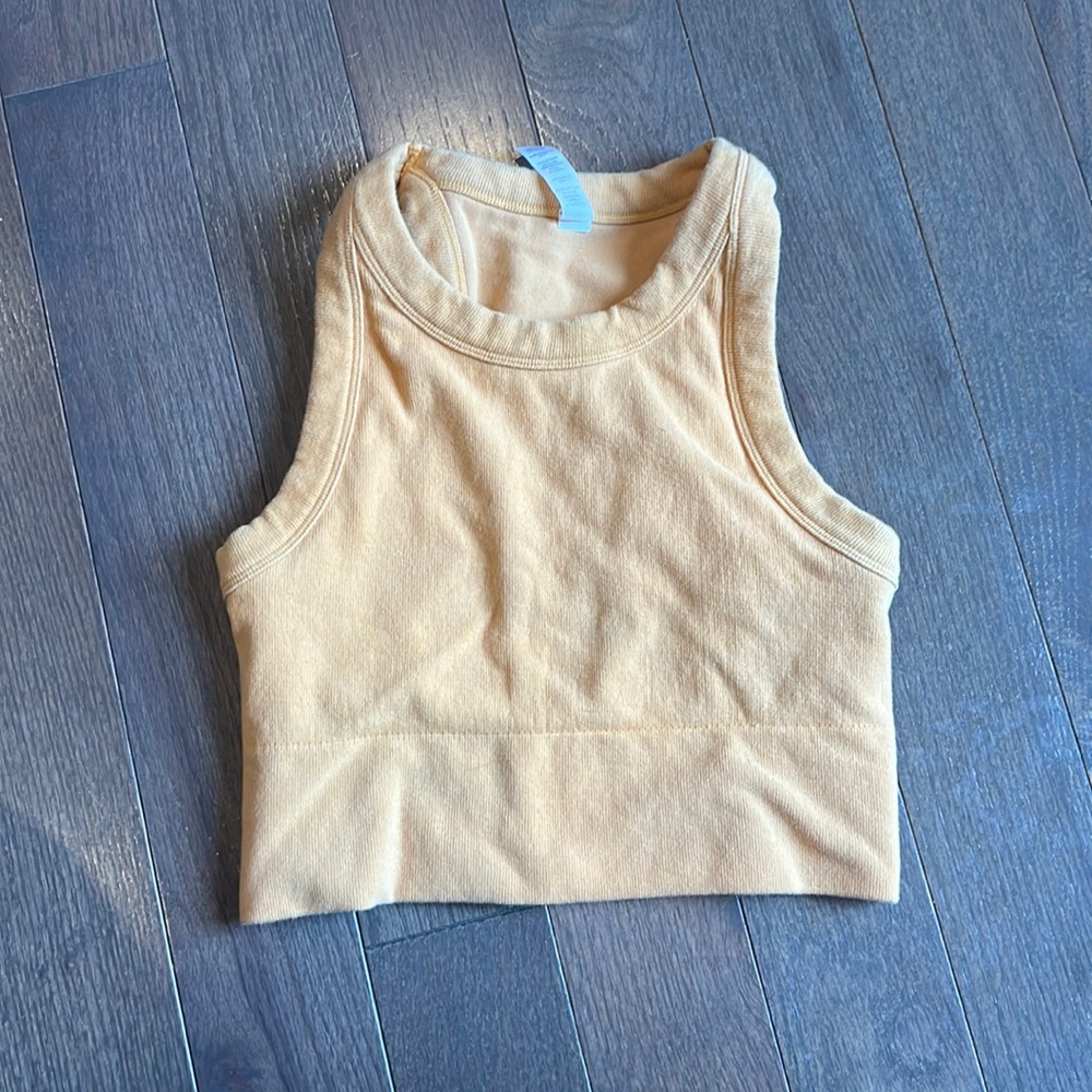 Alo Tank! Color is Cantaloupe 🍈 one small flaw on back can’t tell when on!